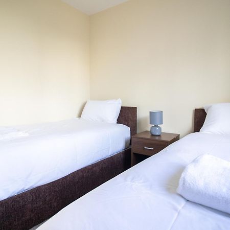 Newly Launched Two Bedroom House By Den Accommodation Short Lets & Serviced Accommodation With Garden Londra Exterior foto
