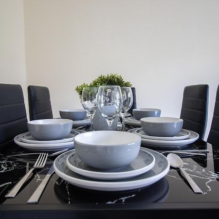 Newly Launched Two Bedroom House By Den Accommodation Short Lets & Serviced Accommodation With Garden Londra Exterior foto