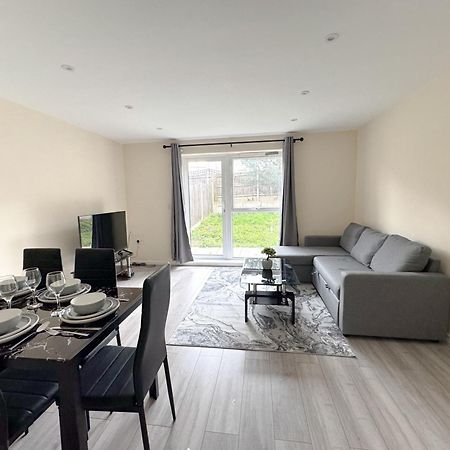 Newly Launched Two Bedroom House By Den Accommodation Short Lets & Serviced Accommodation With Garden Londra Exterior foto