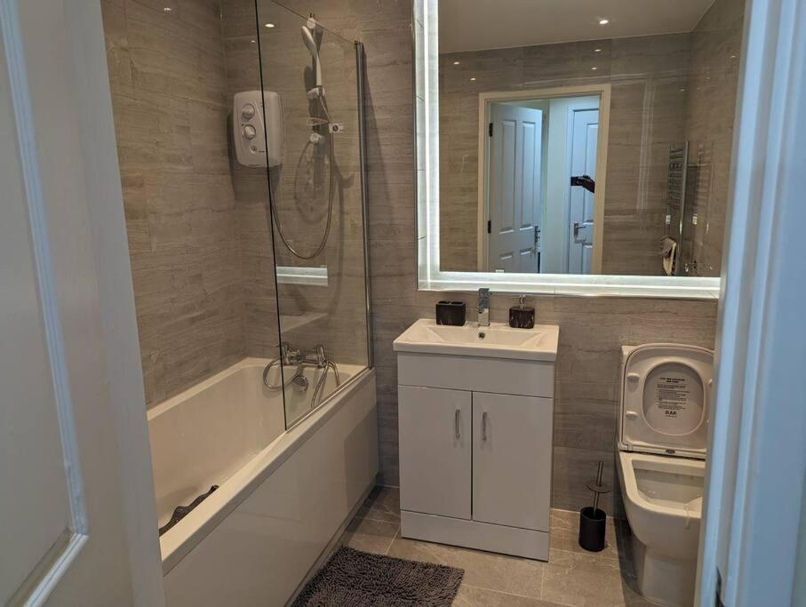 Newly Launched Two Bedroom House By Den Accommodation Short Lets & Serviced Accommodation With Garden Londra Exterior foto
