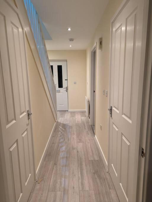 Newly Launched Two Bedroom House By Den Accommodation Short Lets & Serviced Accommodation With Garden Londra Exterior foto