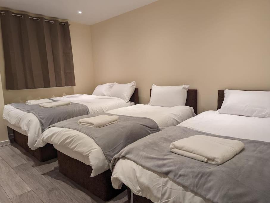 Newly Launched Two Bedroom House By Den Accommodation Short Lets & Serviced Accommodation With Garden Londra Exterior foto
