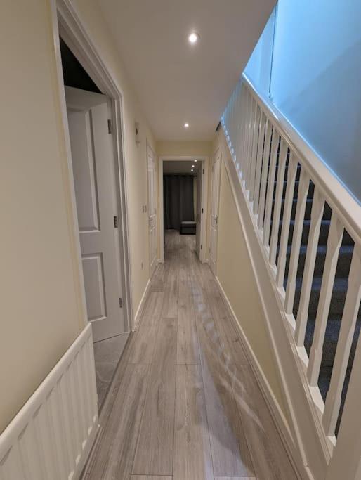 Newly Launched Two Bedroom House By Den Accommodation Short Lets & Serviced Accommodation With Garden Londra Exterior foto