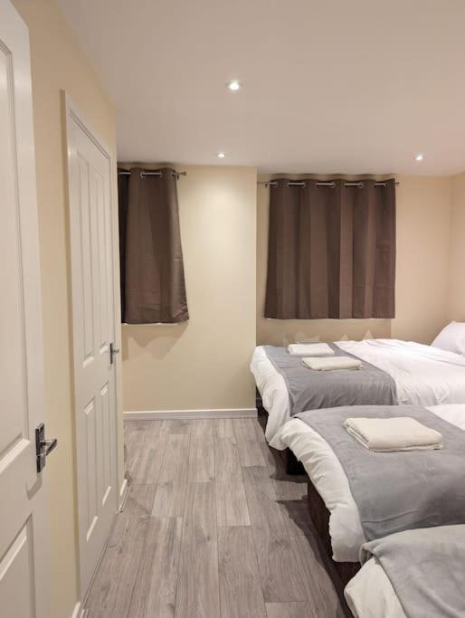 Newly Launched Two Bedroom House By Den Accommodation Short Lets & Serviced Accommodation With Garden Londra Exterior foto