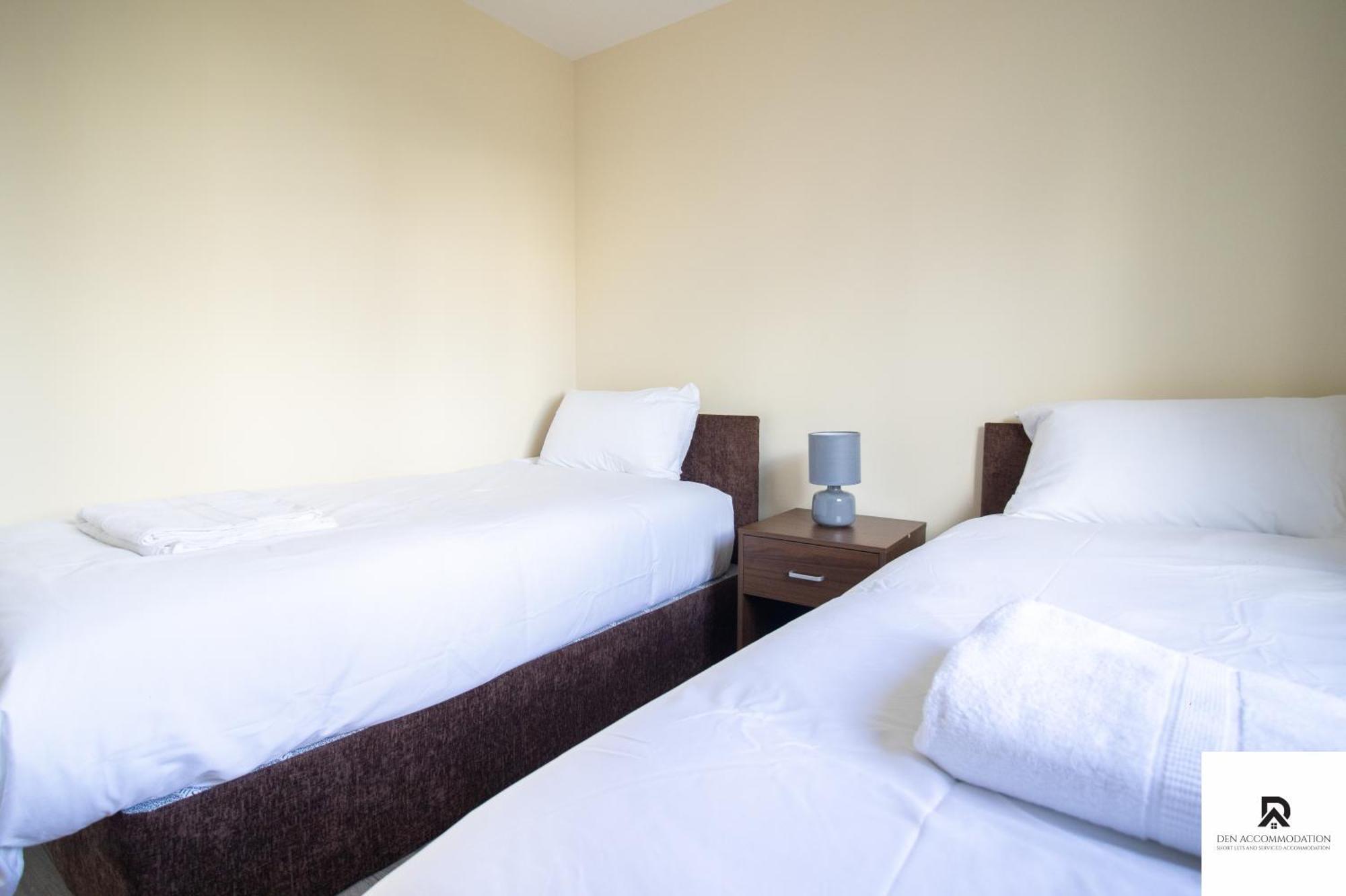 Newly Launched Two Bedroom House By Den Accommodation Short Lets & Serviced Accommodation With Garden Londra Exterior foto
