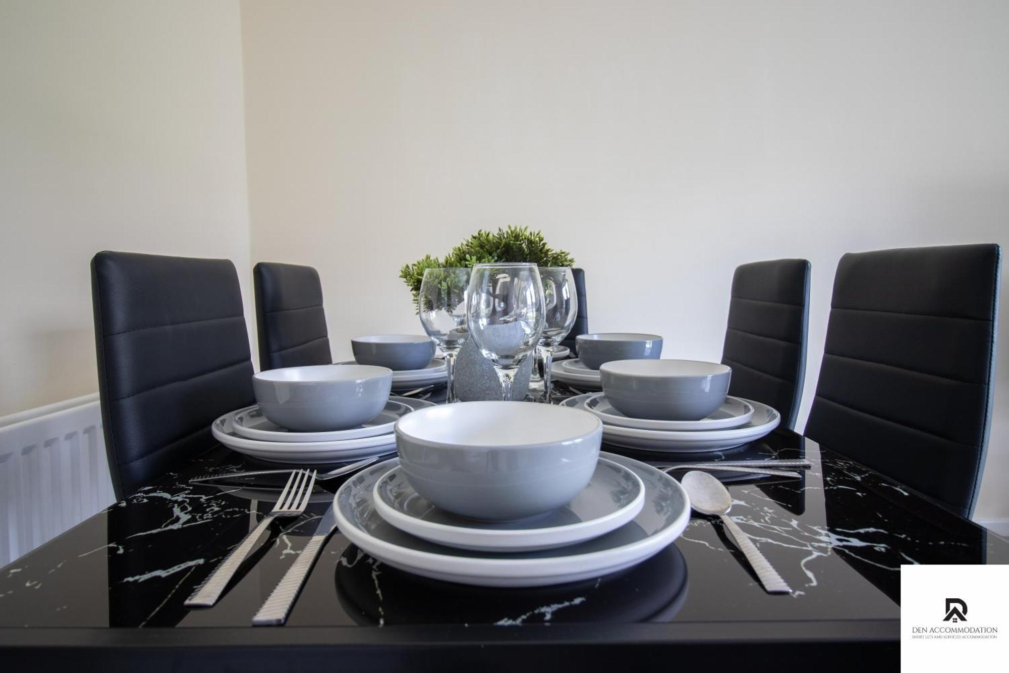 Newly Launched Two Bedroom House By Den Accommodation Short Lets & Serviced Accommodation With Garden Londra Exterior foto