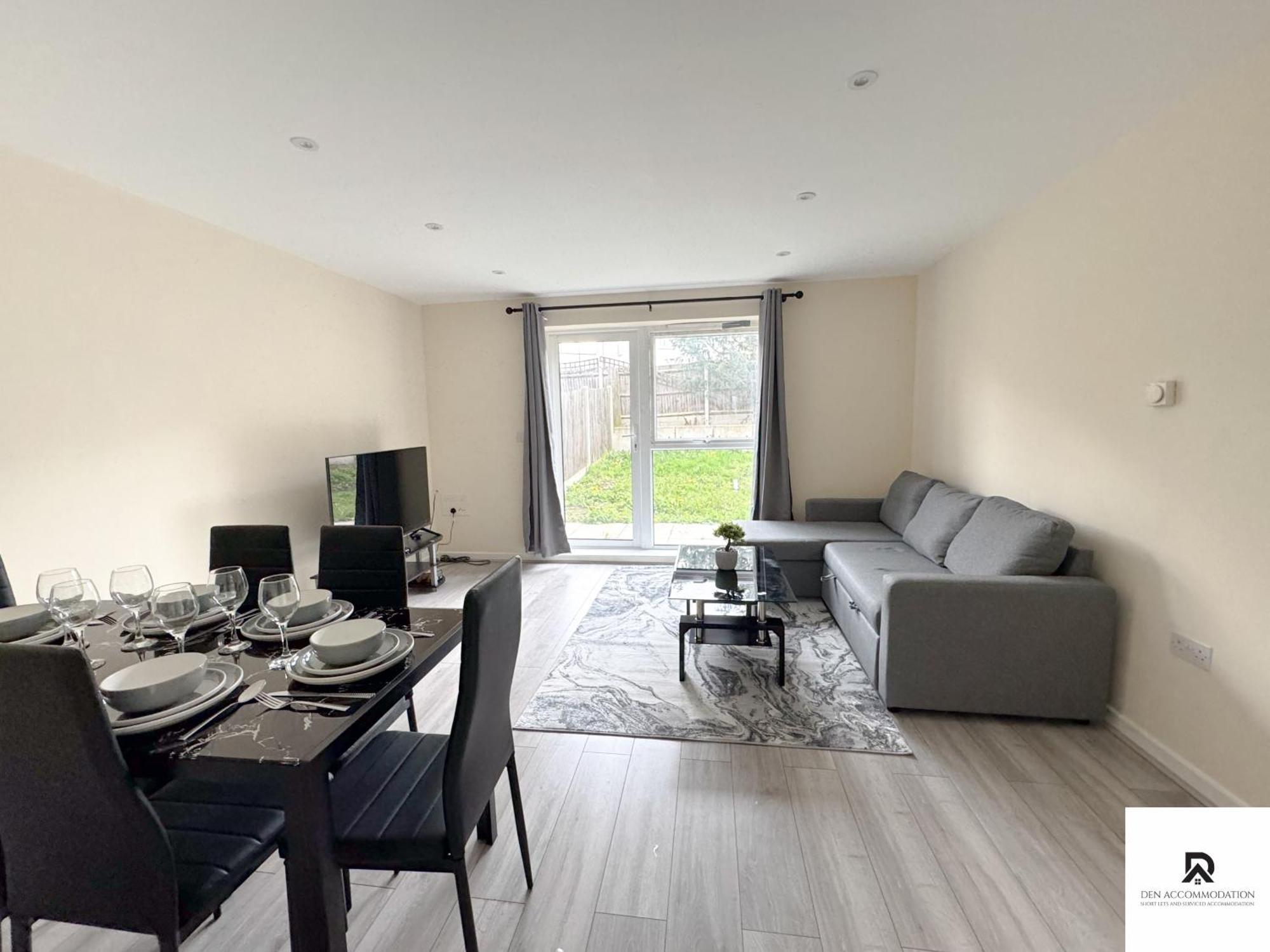 Newly Launched Two Bedroom House By Den Accommodation Short Lets & Serviced Accommodation With Garden Londra Exterior foto
