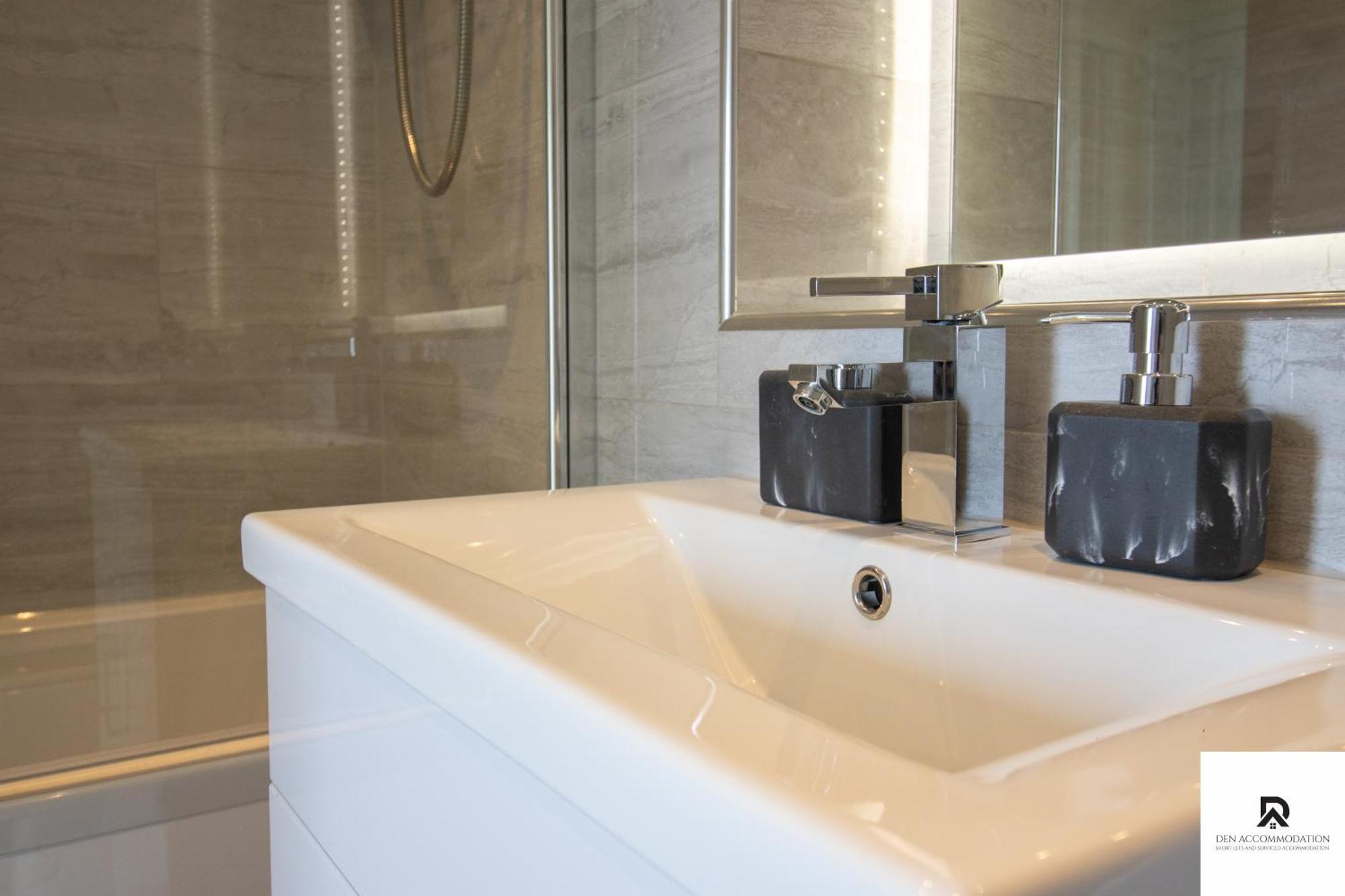 Newly Launched Two Bedroom House By Den Accommodation Short Lets & Serviced Accommodation With Garden Londra Exterior foto