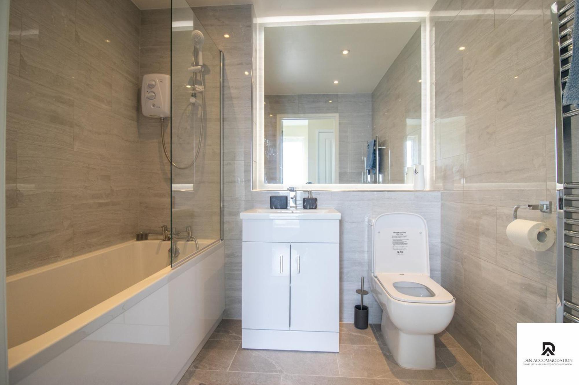 Newly Launched Two Bedroom House By Den Accommodation Short Lets & Serviced Accommodation With Garden Londra Exterior foto