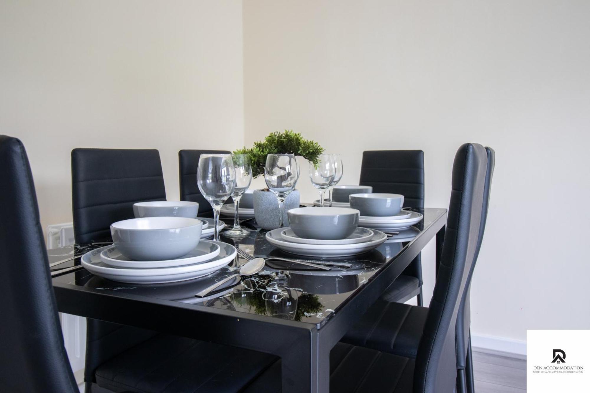 Newly Launched Two Bedroom House By Den Accommodation Short Lets & Serviced Accommodation With Garden Londra Exterior foto