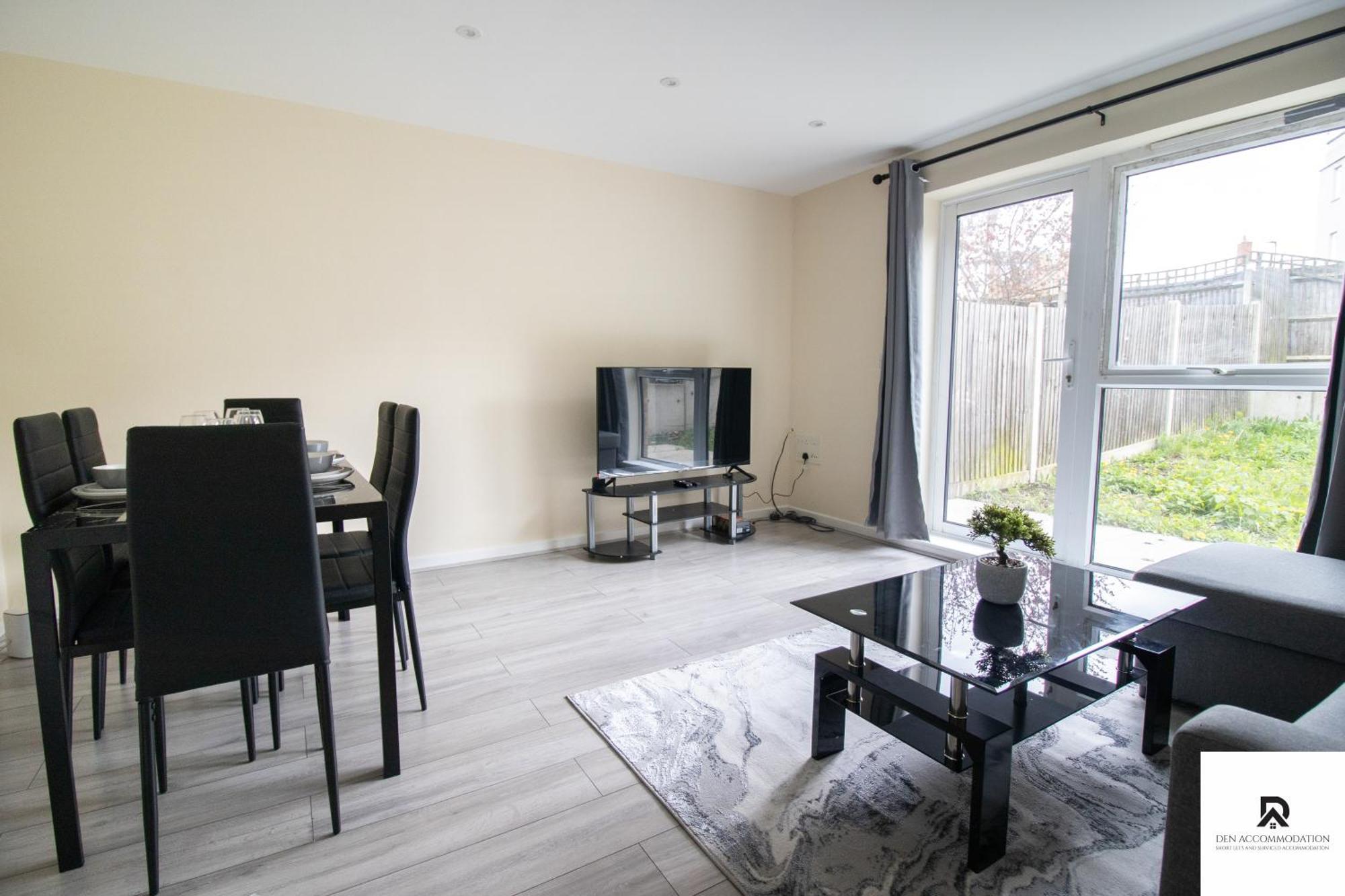 Newly Launched Two Bedroom House By Den Accommodation Short Lets & Serviced Accommodation With Garden Londra Exterior foto