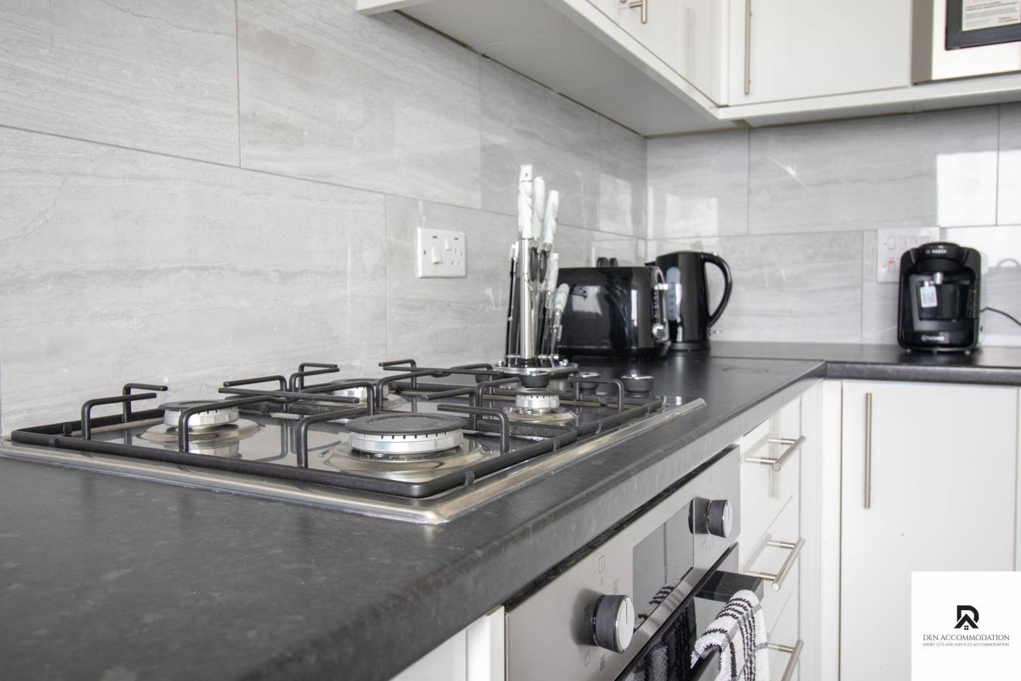 Newly Launched Two Bedroom House By Den Accommodation Short Lets & Serviced Accommodation With Garden Londra Exterior foto