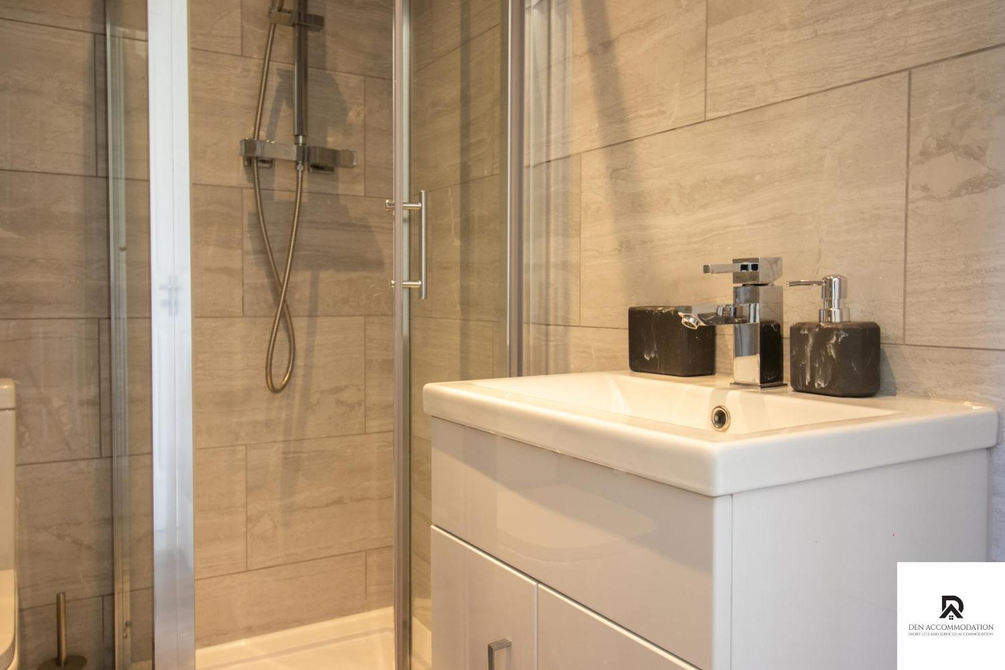 Newly Launched Two Bedroom House By Den Accommodation Short Lets & Serviced Accommodation With Garden Londra Exterior foto