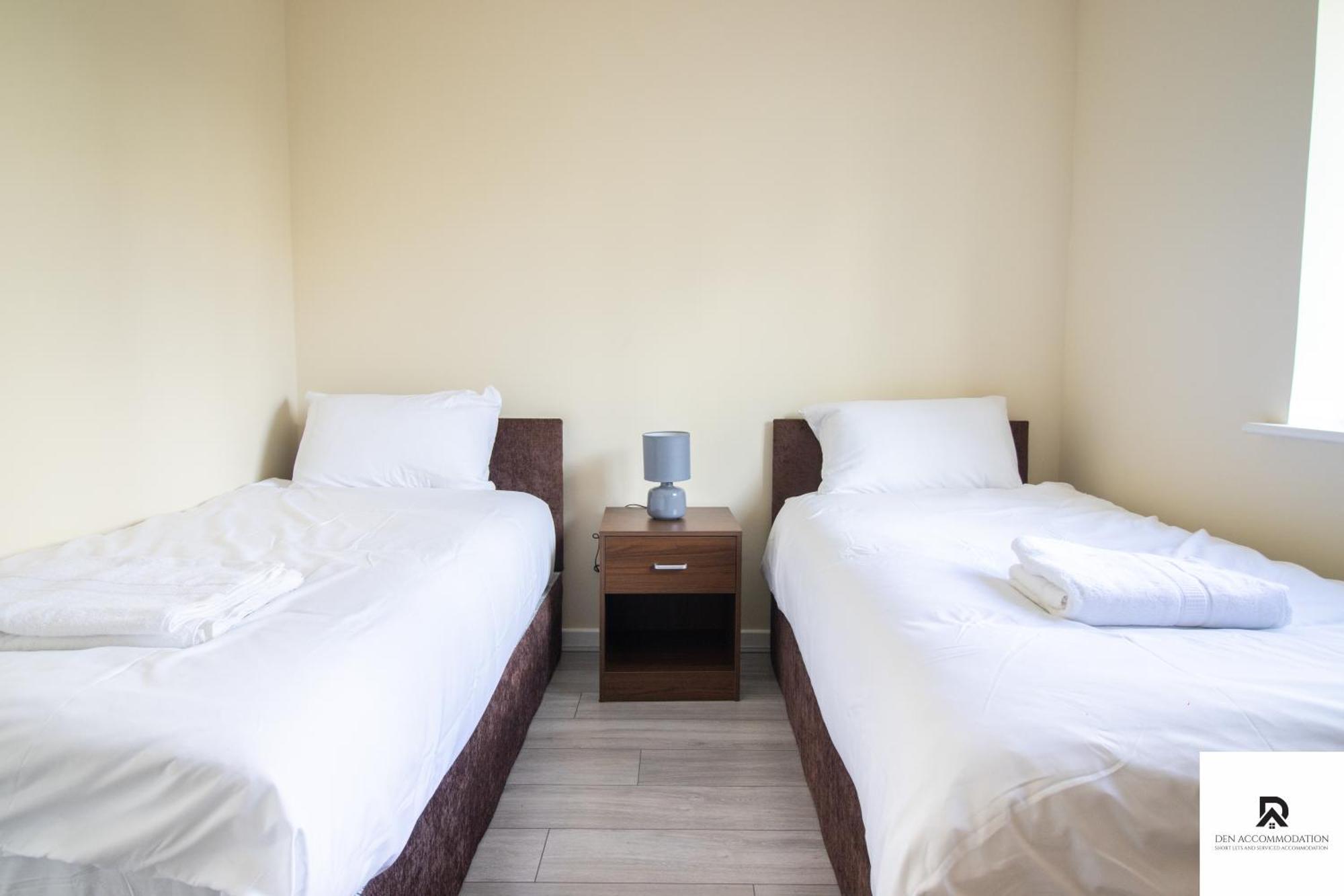 Newly Launched Two Bedroom House By Den Accommodation Short Lets & Serviced Accommodation With Garden Londra Exterior foto