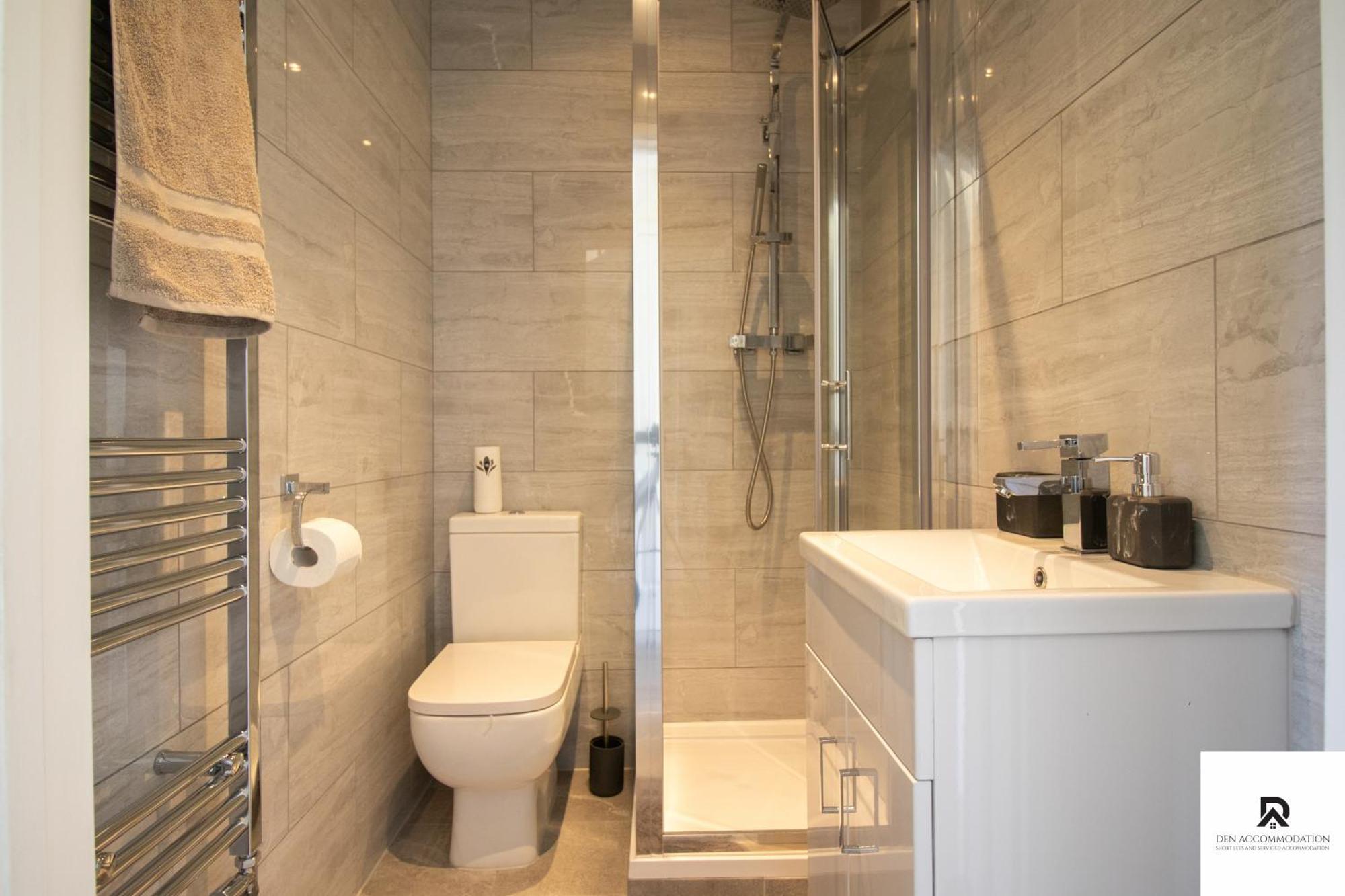 Newly Launched Two Bedroom House By Den Accommodation Short Lets & Serviced Accommodation With Garden Londra Exterior foto
