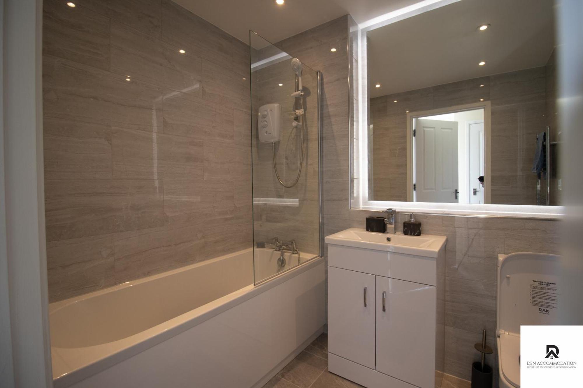 Newly Launched Two Bedroom House By Den Accommodation Short Lets & Serviced Accommodation With Garden Londra Exterior foto