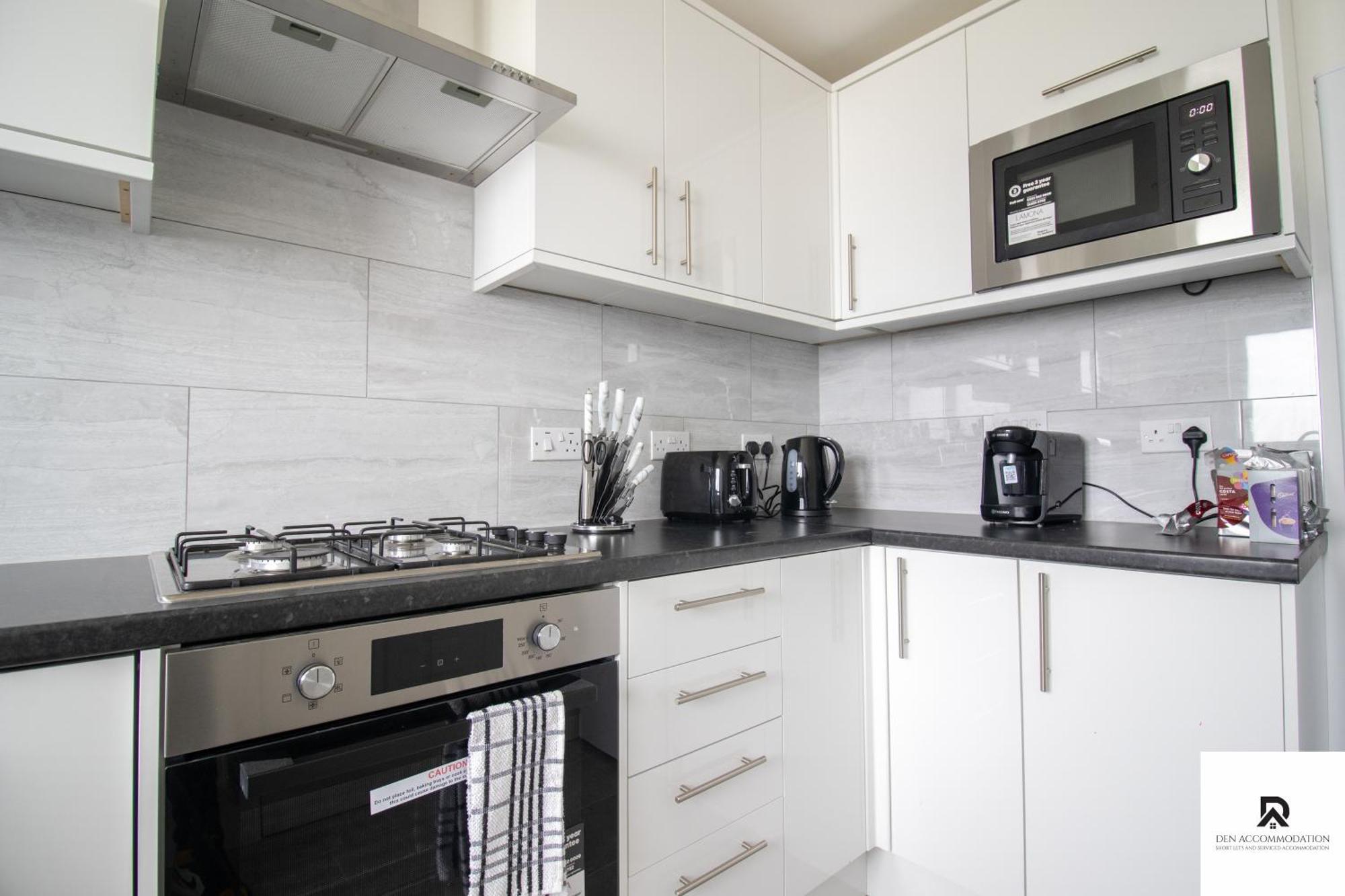 Newly Launched Two Bedroom House By Den Accommodation Short Lets & Serviced Accommodation With Garden Londra Exterior foto