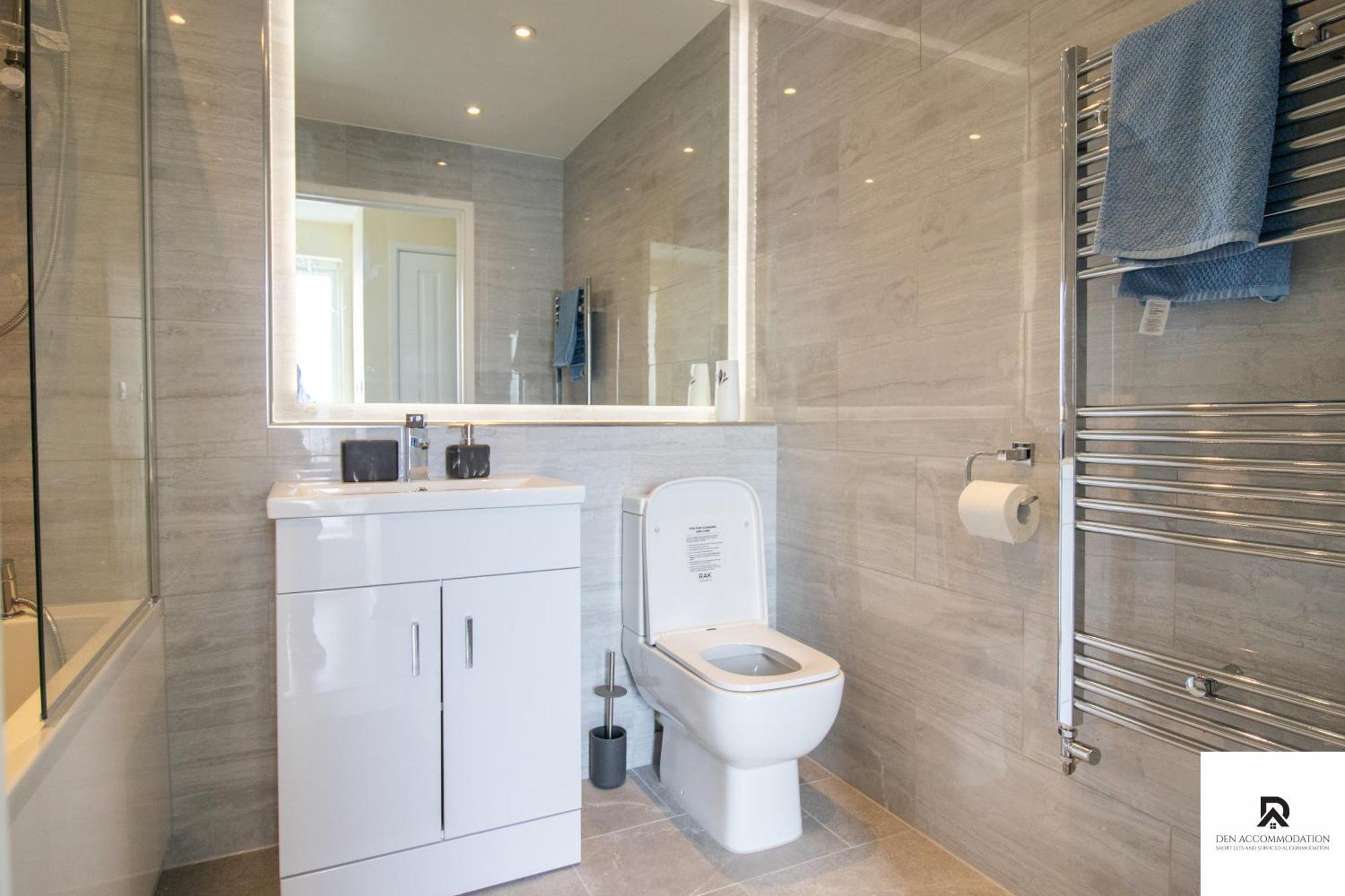 Newly Launched Two Bedroom House By Den Accommodation Short Lets & Serviced Accommodation With Garden Londra Exterior foto
