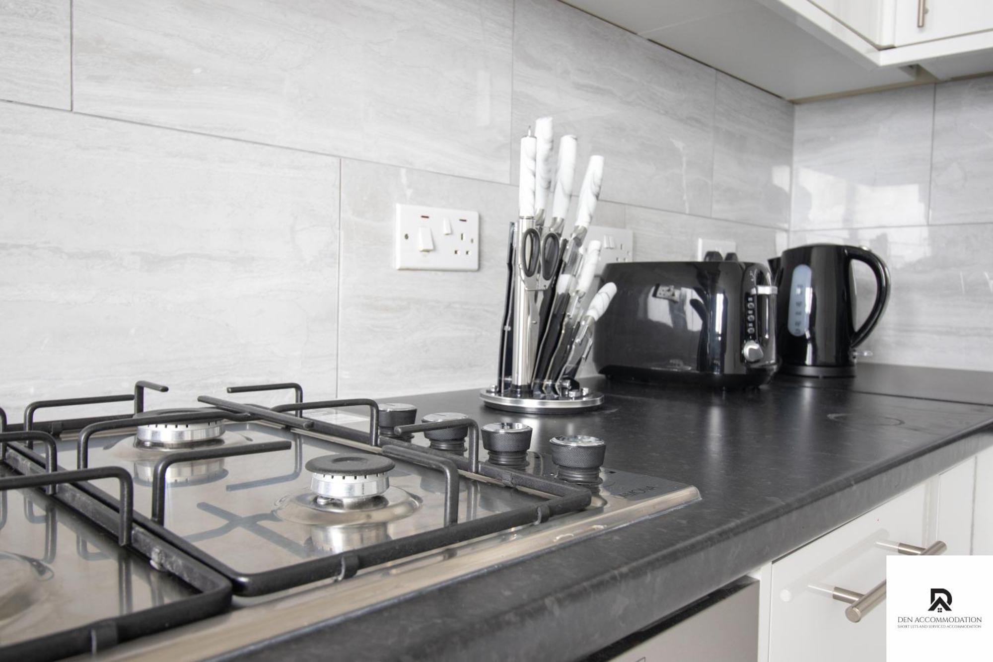 Newly Launched Two Bedroom House By Den Accommodation Short Lets & Serviced Accommodation With Garden Londra Exterior foto