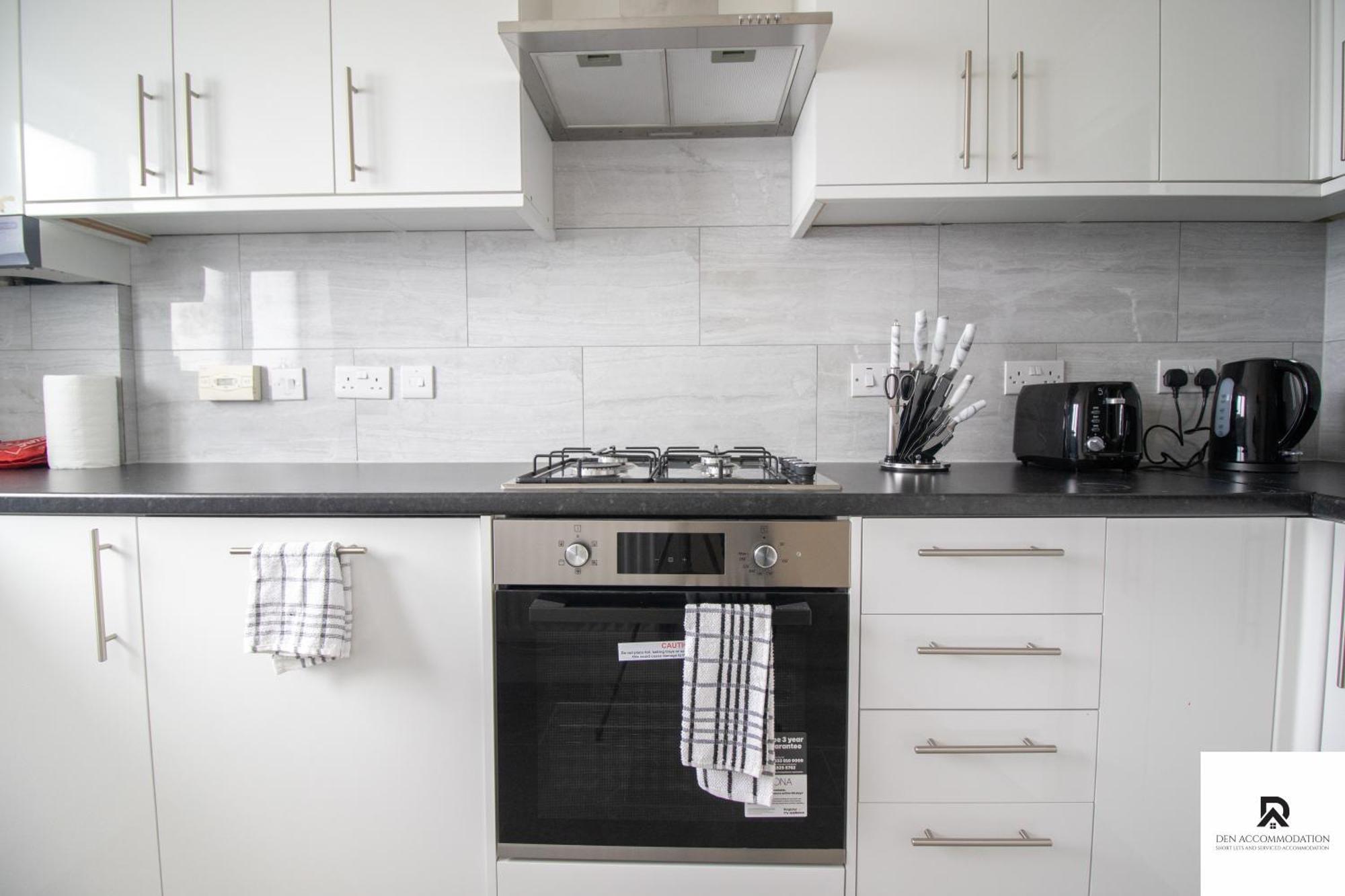 Newly Launched Two Bedroom House By Den Accommodation Short Lets & Serviced Accommodation With Garden Londra Exterior foto