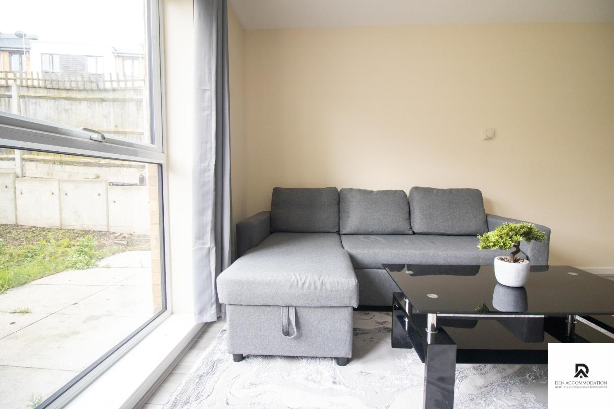 Newly Launched Two Bedroom House By Den Accommodation Short Lets & Serviced Accommodation With Garden Londra Exterior foto